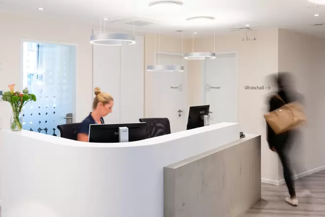 Neue Praxisräume Empfangstheke, Gastroenterologie im Josephinum