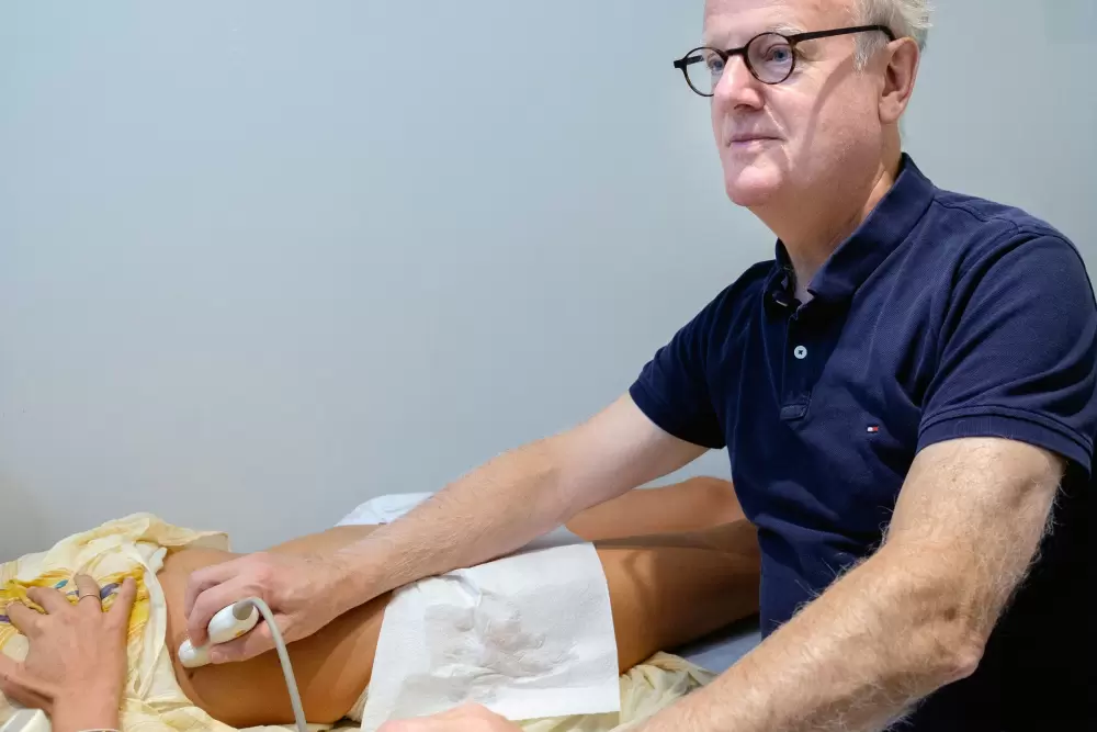 Dr. Völker während einer Ultraschalluntersuchung, Gastroenterologie im Josephinum